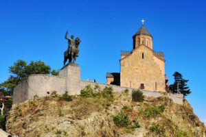 Памятник Вахтангу Горгасали и церковь Метехи